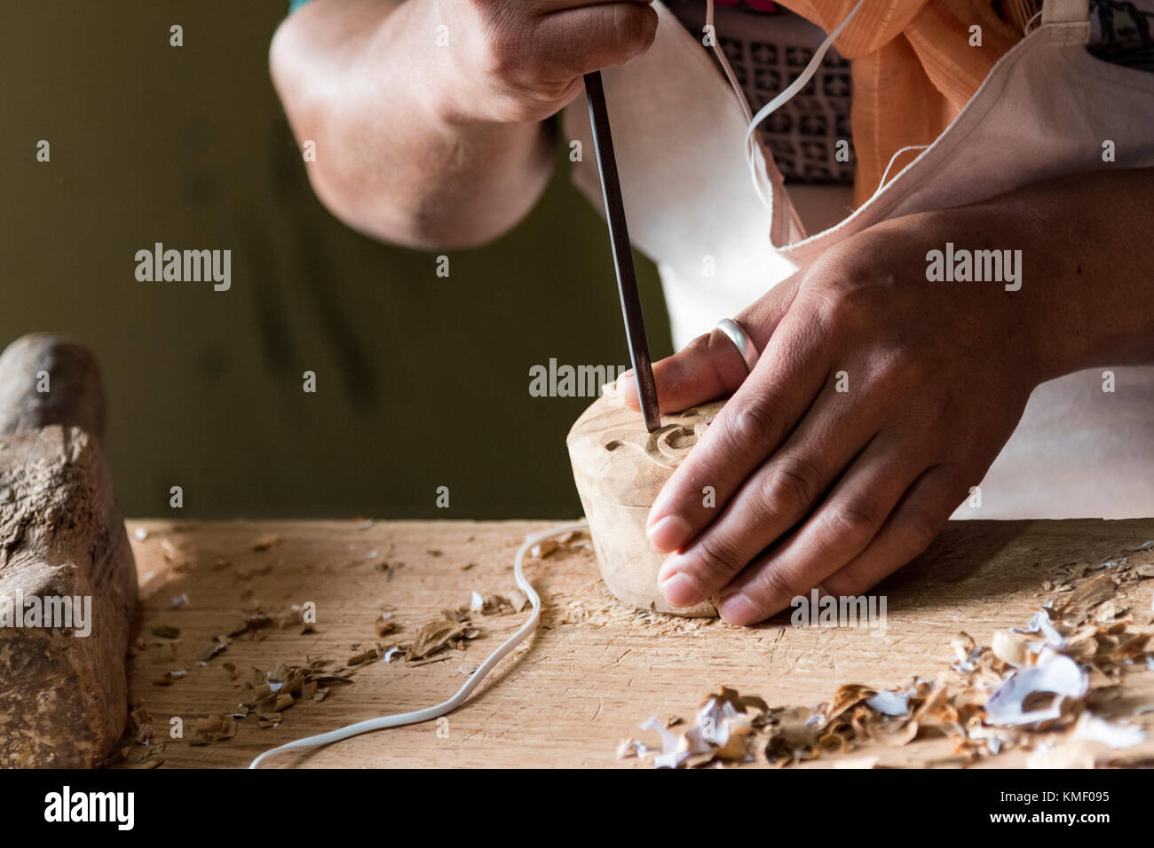 Un uomo che fa opera di carpenteria in occasione di un workshop a Norbulingka Istituto vicino dharamshala, India. Foto Stock