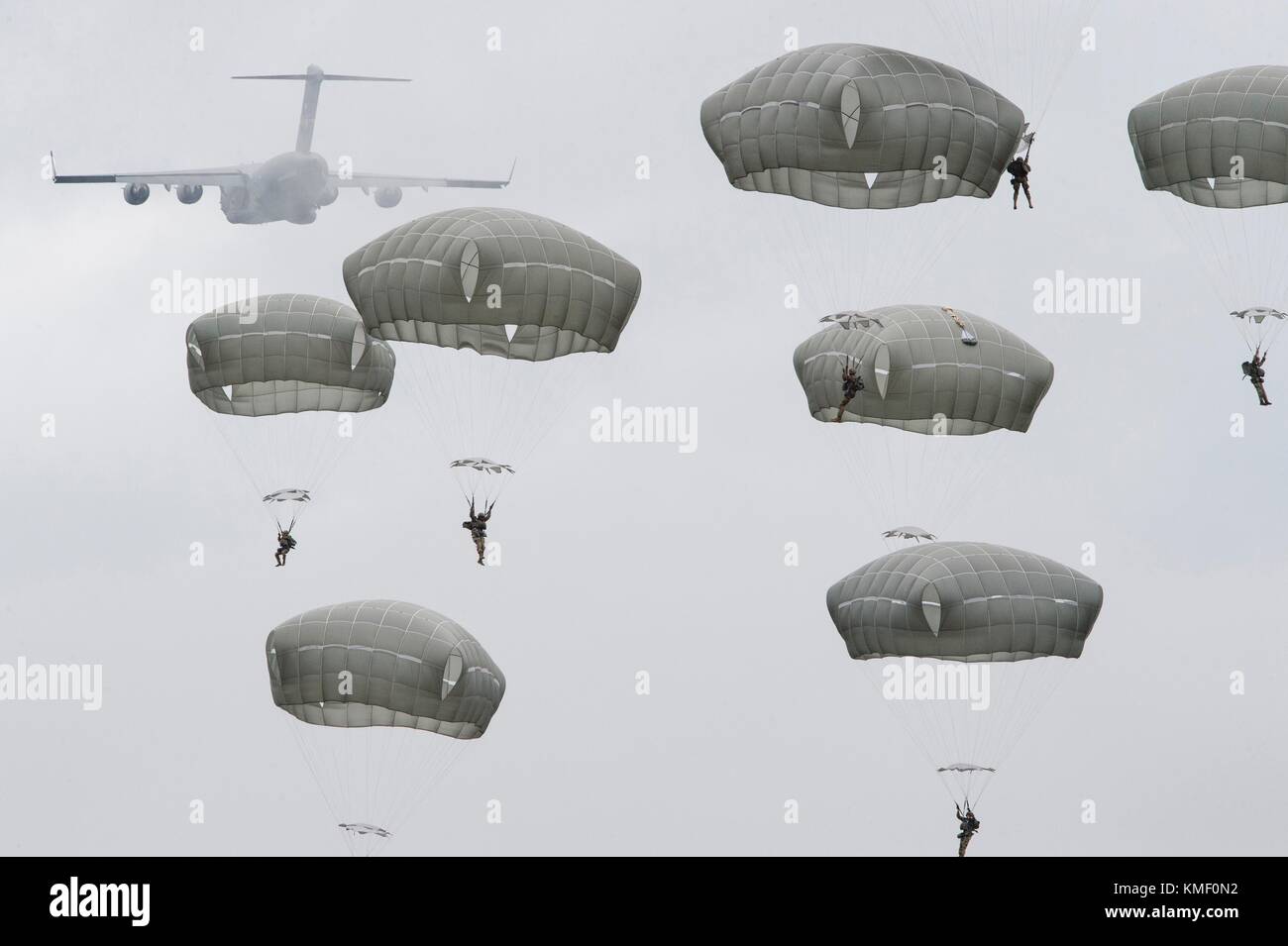 Esercito degli Stati Uniti di soldati paracadutista distribuire i loro paracadute dopo il salto da un US Air Force c-17 globemaster iii trasporti aerei sopra il malemute zona di caduta in corrispondenza della giunzione base-elmendorf richardson agosto 24, 2017 vicino a Anchorage in Alaska,. (Foto di Alejandro peña via planetpix) Foto Stock