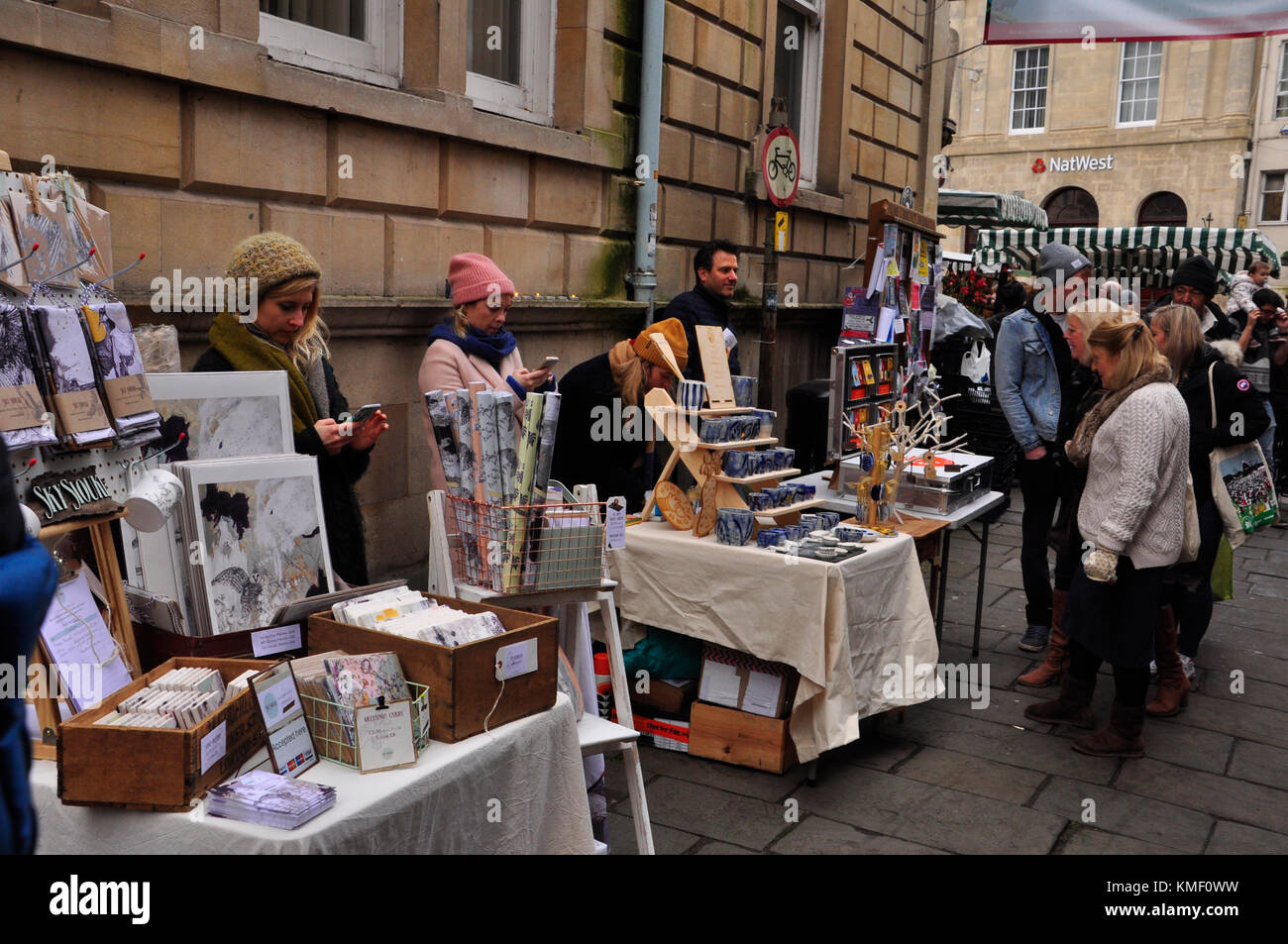 Frome mercato indipendente,bancarelle di artigiani a dicembre sul mercato.Frome, Somerset.in Inghilterra. Regno Unito. Foto Stock