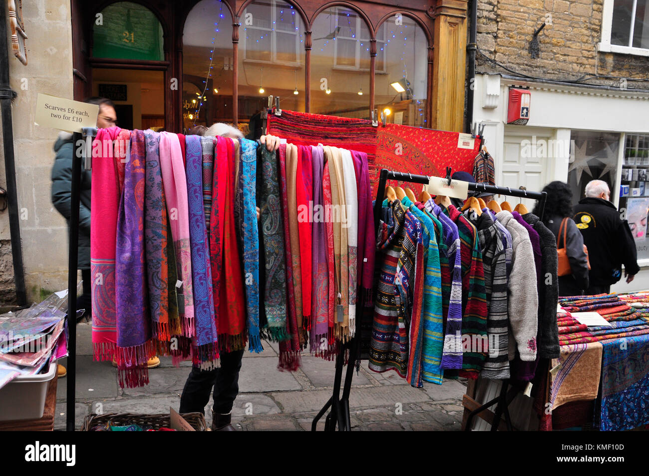 Frome mercato indipendente,luminose colorfull sciarpe e cime su uno stallo nel ripide stradine strette, a dicembre sul mercato.Frome, Somerset.in Inghilterra. U Foto Stock