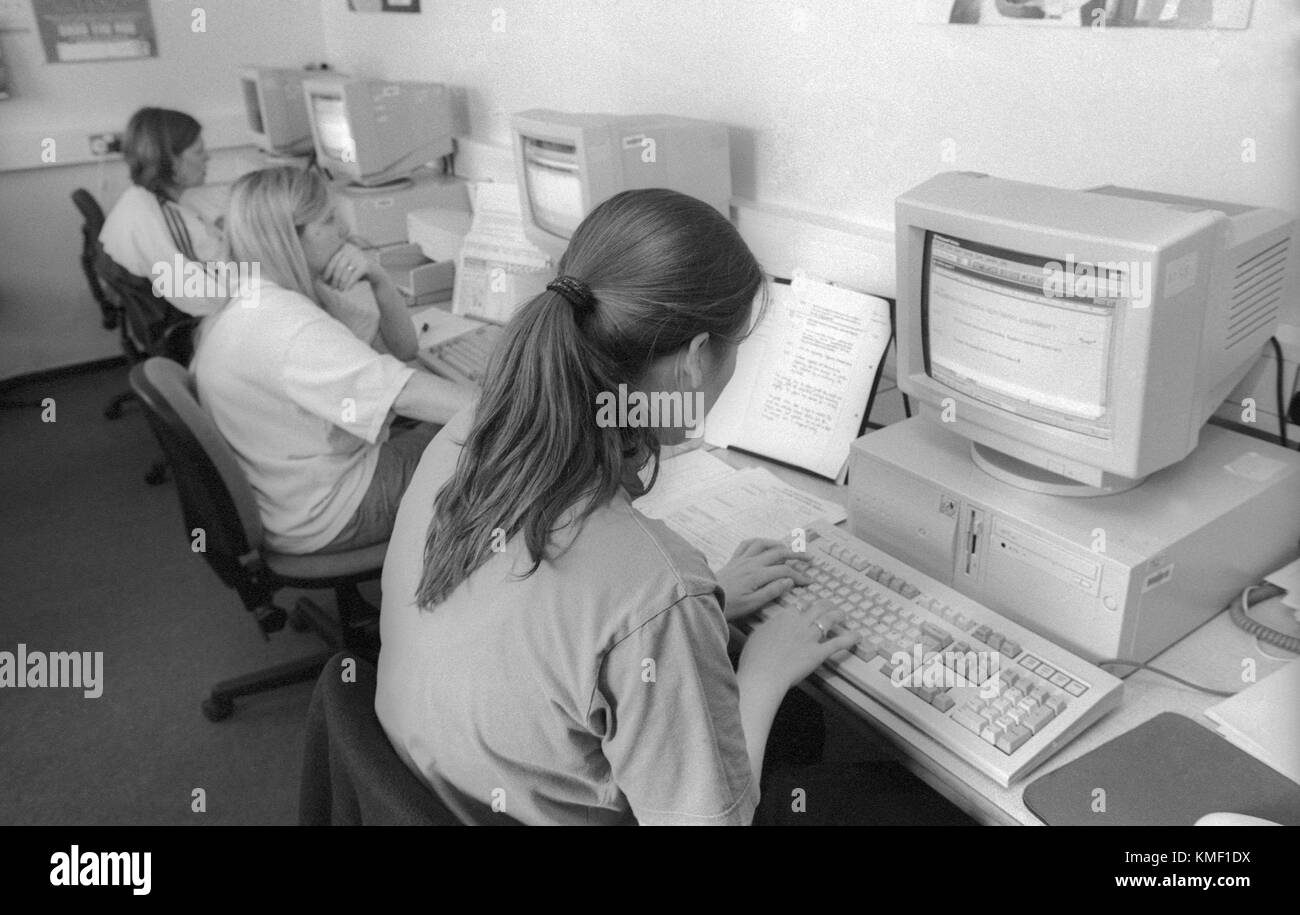 Femmina di detenuti in carcere sala computer apprendere le competenze IT, hmp winchester, Winchester, hampshire, Regno Unito. Il 10 maggio 2001. Foto Stock