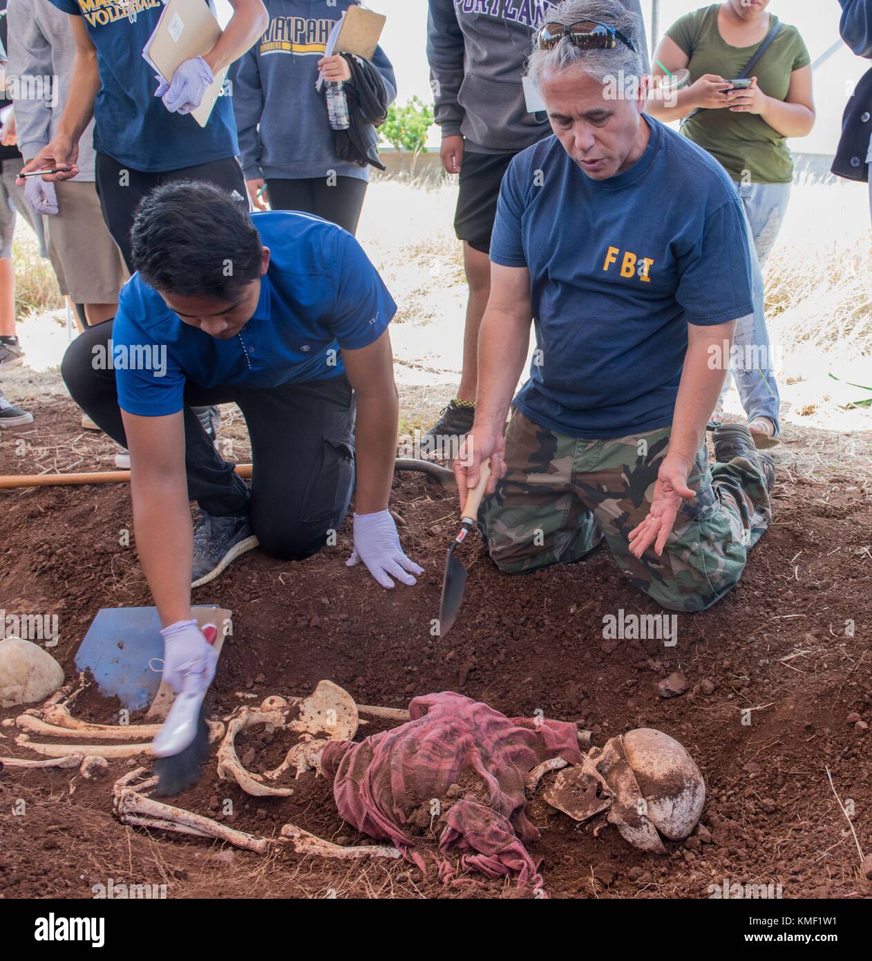 Fbi honolulu adottare-a-scuola di alta scuola gli studenti a scoprire uno scheletro durante una simulazione di rapimento di indagine e di scena del crimine settembre 9, 2017 a Honolulu, Hawaii. (Foto di fbi foto via planetpix) Foto Stock