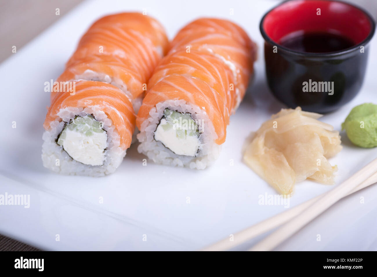 Il sushi di Philadelphia rotola con pesce rosso su un piatto bianco Foto  stock - Alamy