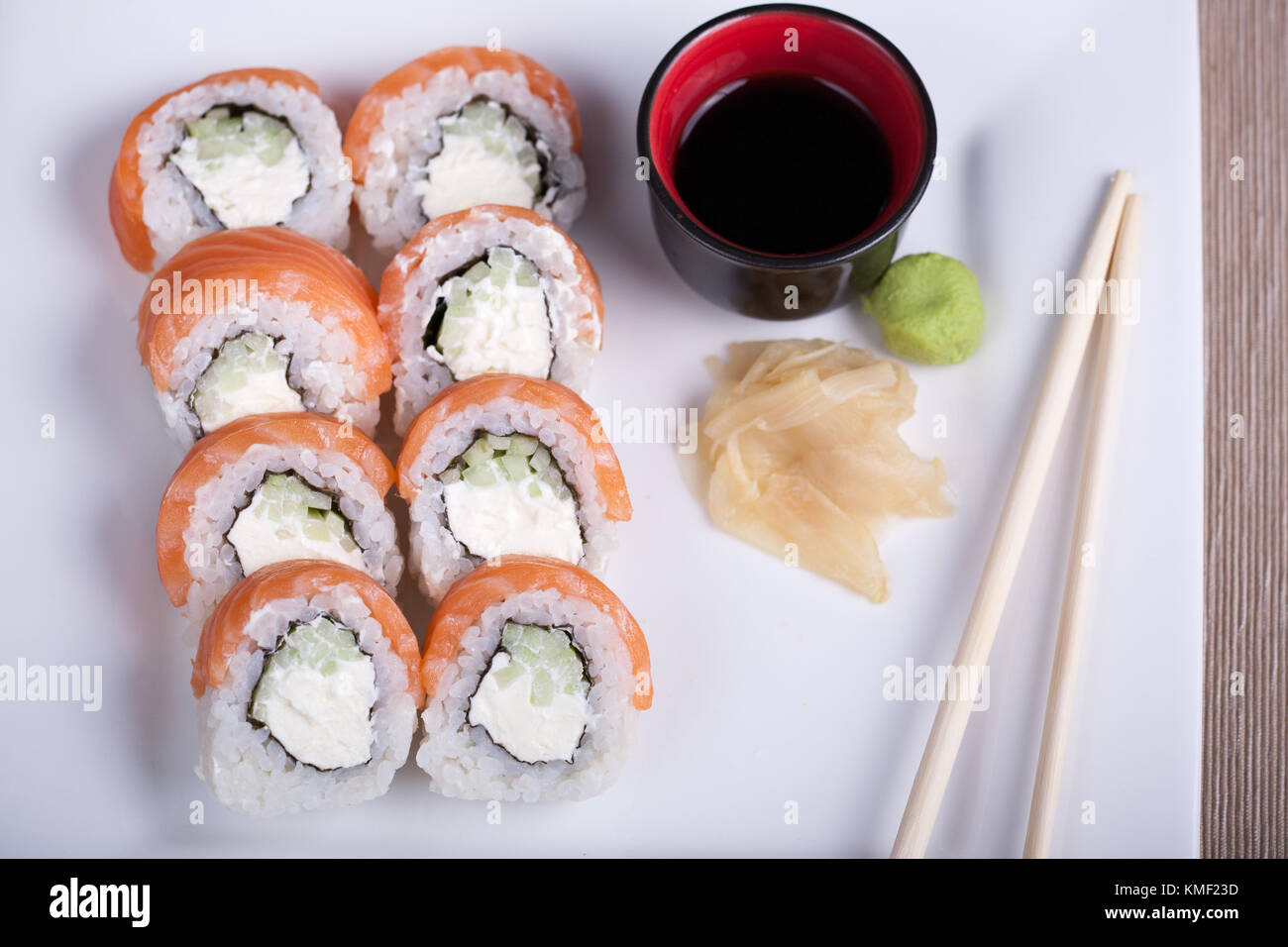 Il sushi di Philadelphia rotola con pesce rosso su un piatto bianco. Foto Stock
