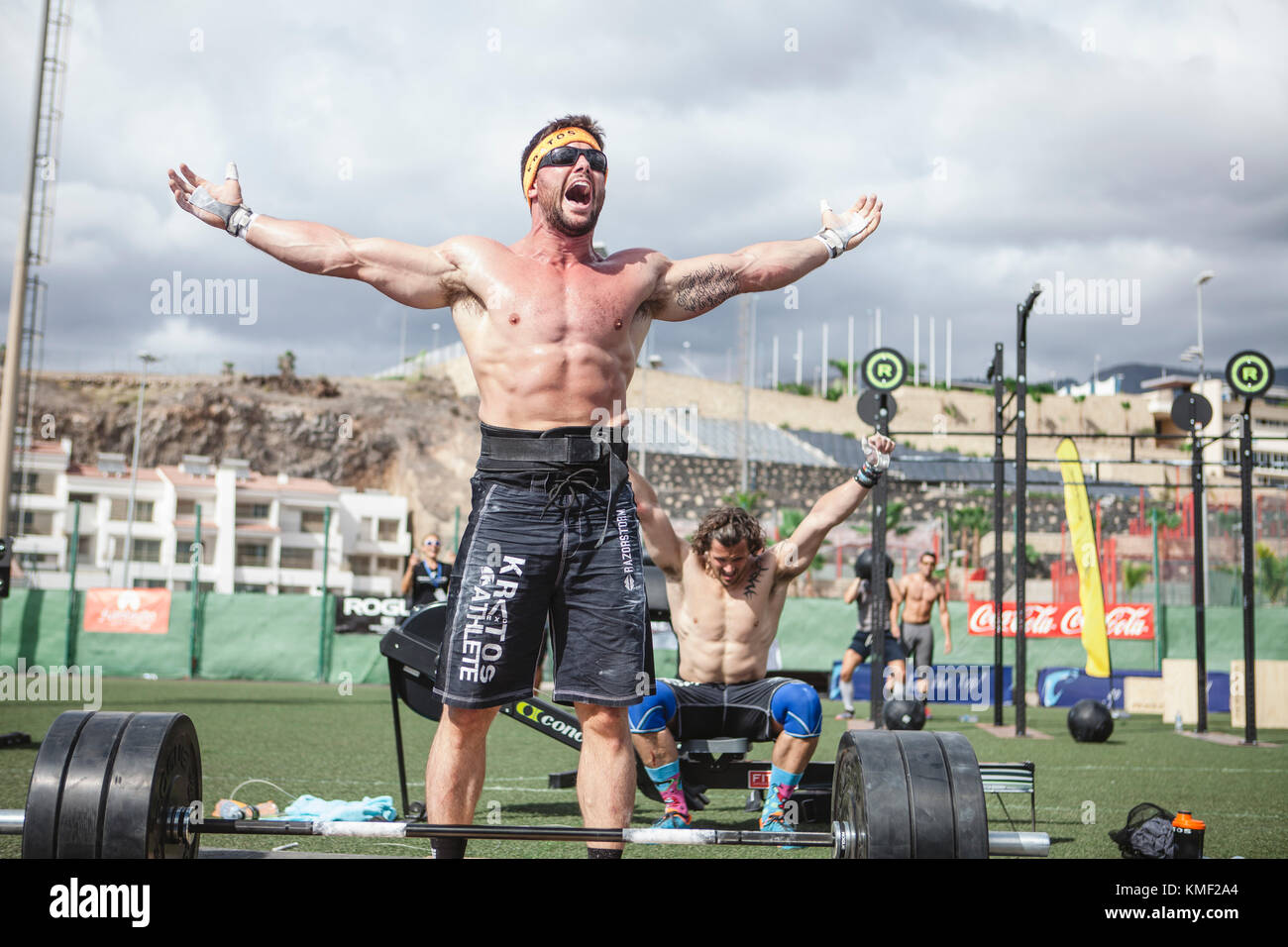 Shirtless muscolare di sollevamento pesi gli atleti del team gridare di gioia dopo aver vinto la concorrenza,Tenerife,Isole Canarie,Spagna Foto Stock