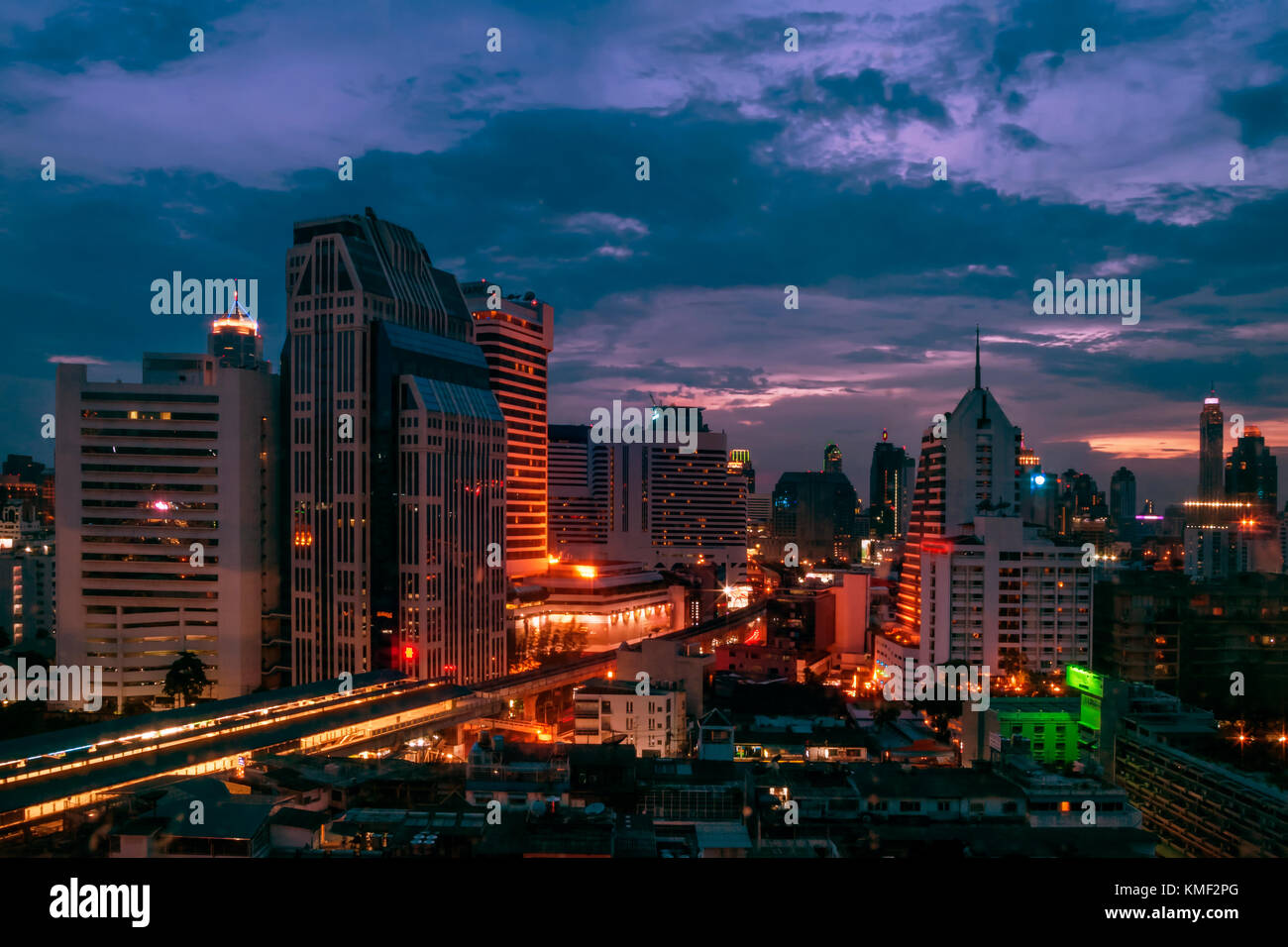 Vista aerea della Sukhumvit Road nel quartiere la luce della sera, bangkok, Thailandia Foto Stock