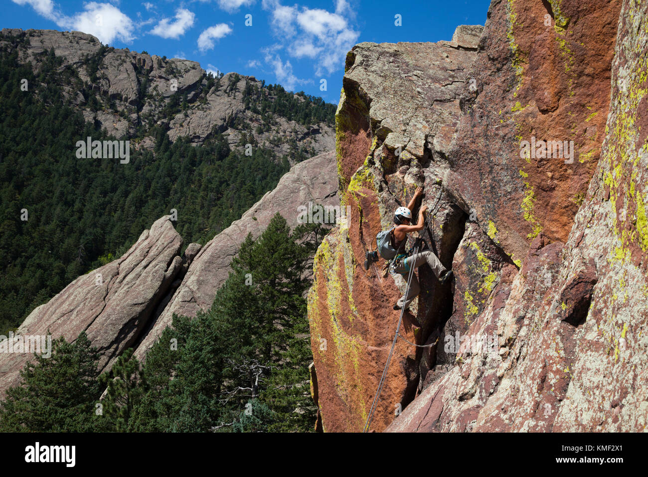 Vista laterale della femmina avventuroso rocciatore al modo degli angeli (5.2) in Flatirons, Boulder, Colorado, STATI UNITI D'AMERICA Foto Stock