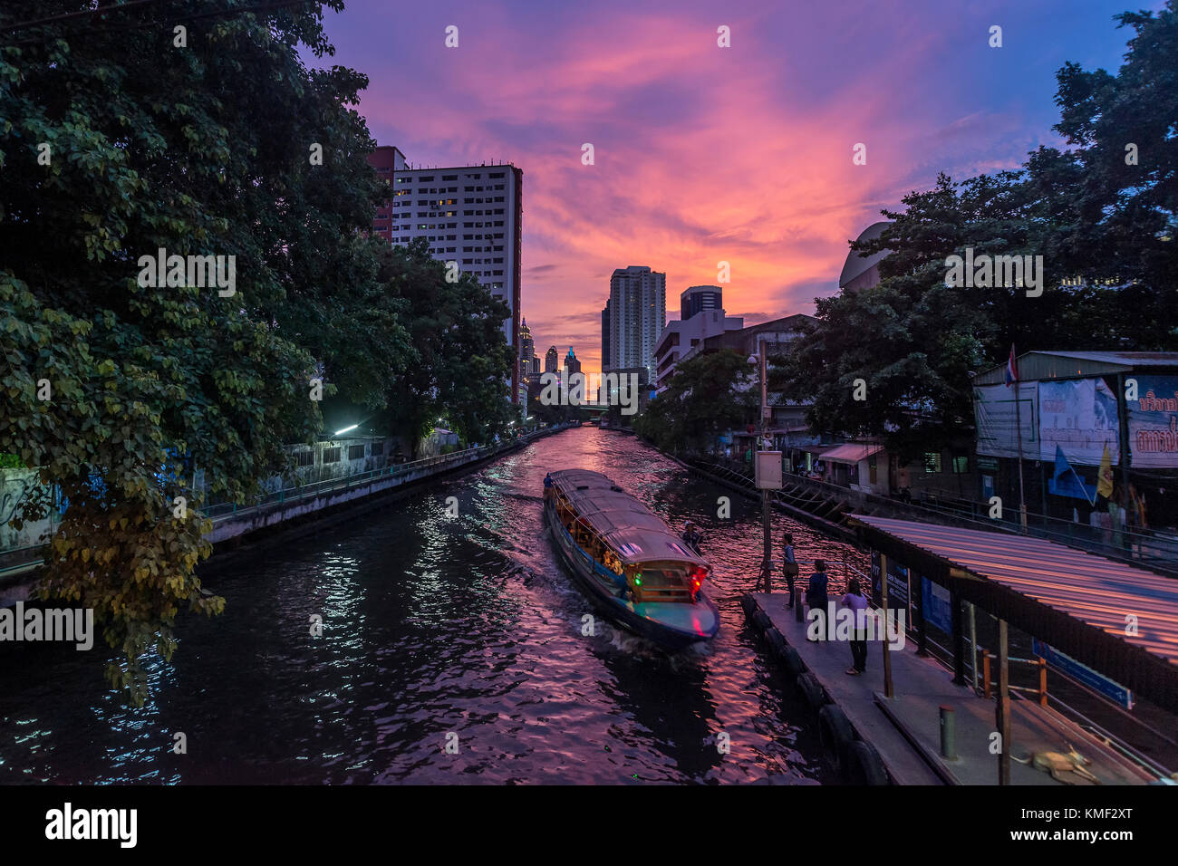 Barca in un canale al tramonto, bangkok, Thailandia Foto Stock