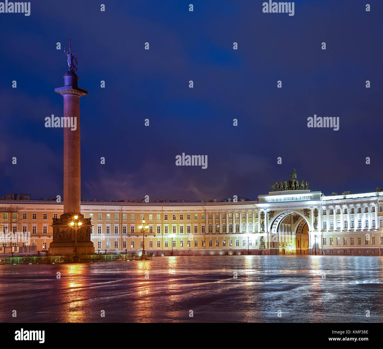 Vista notte alexander colonna sulla piazza del palazzo (piazza dvortsovaya), San Pietroburgo, Russia Foto Stock