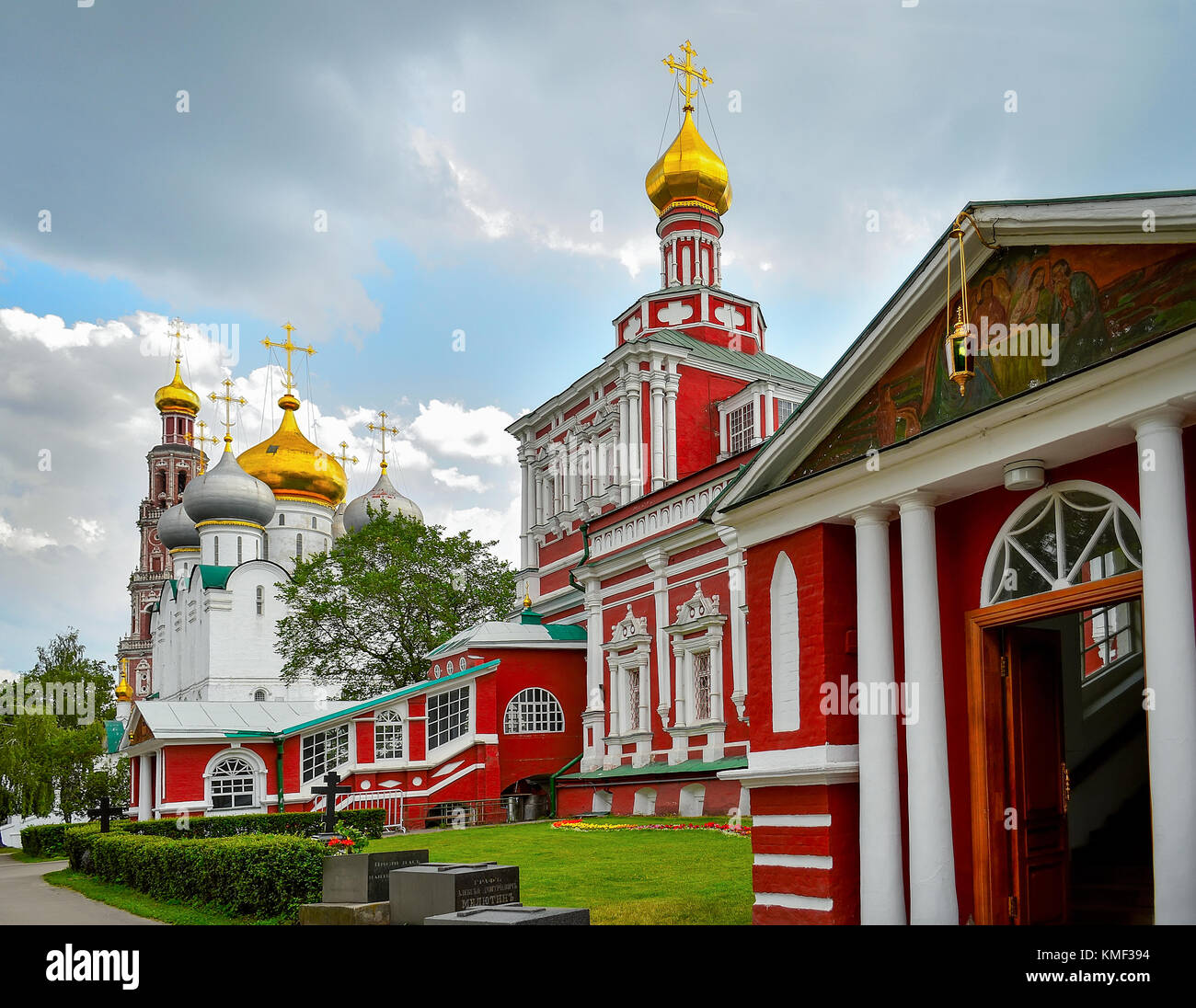 Rosso vivace Chiesa vista in Mosca, Russia Foto Stock