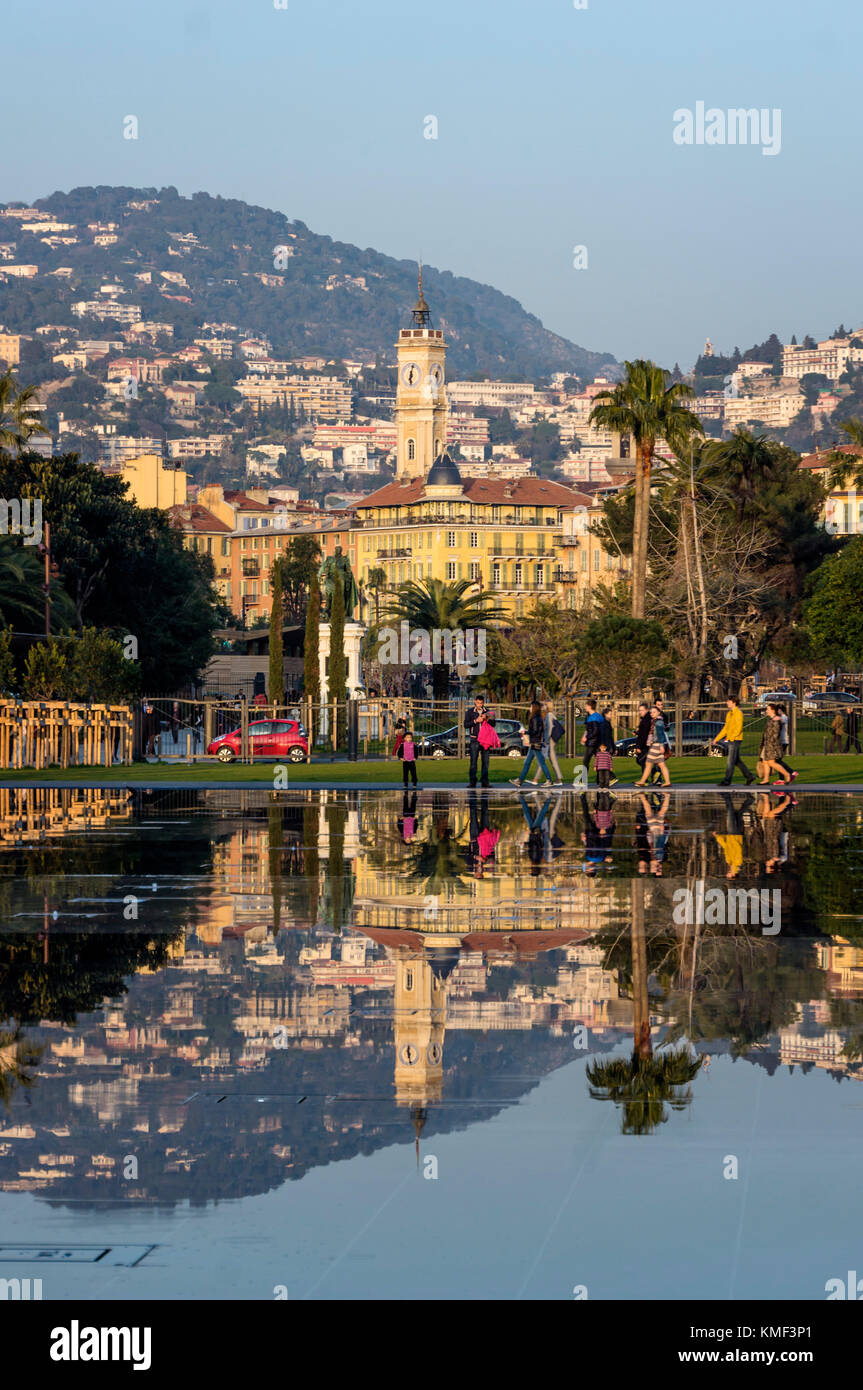 Promenade du Paillon, Nuovo parco urbano, specchio d'acqua, Vieux Nice, Alpes Maritimes, in Provenza Costa Azzurra, Mediterraneo, Francia, Europa Foto Stock