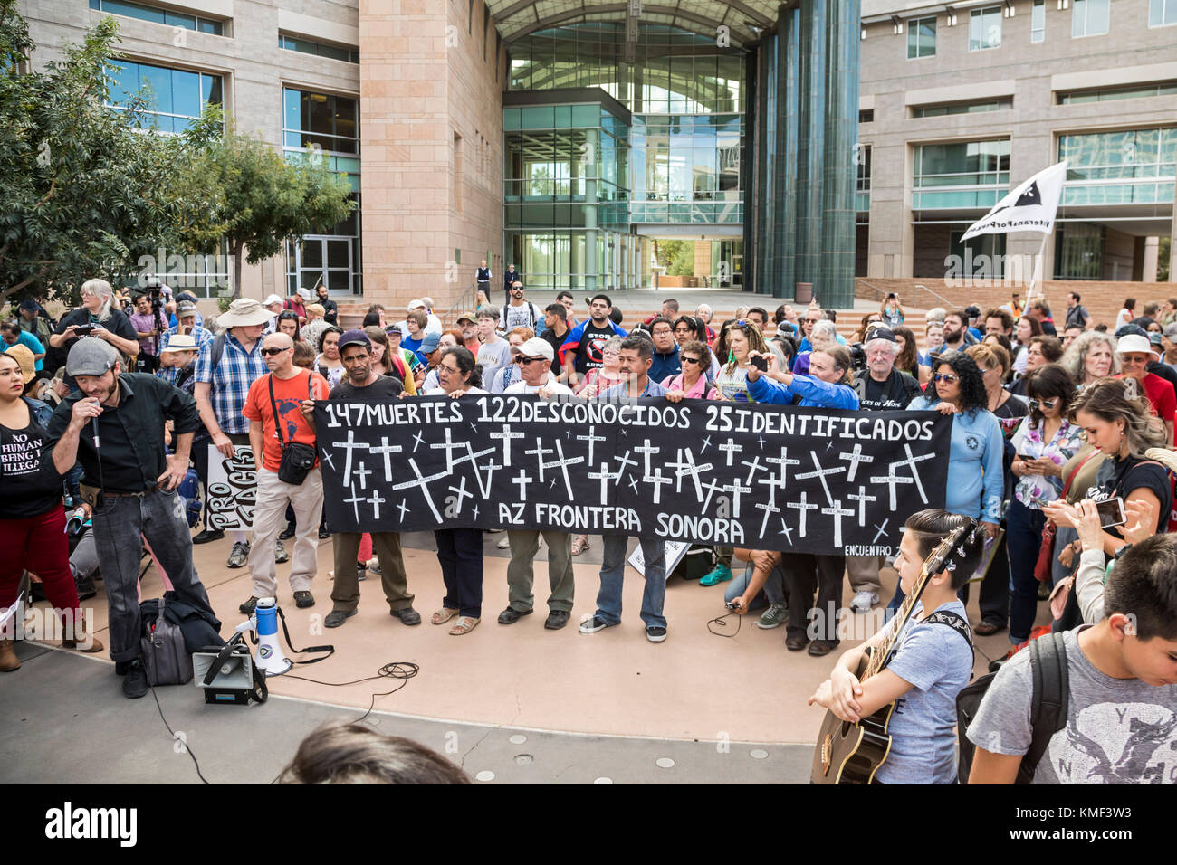 Tucson, Arizona, centinaia si sono Uniti ad una manifestazione contro l'operazione Steamline al tribunale federale. Il programma del Dipartimento della sicurezza interna tratta il Foto Stock