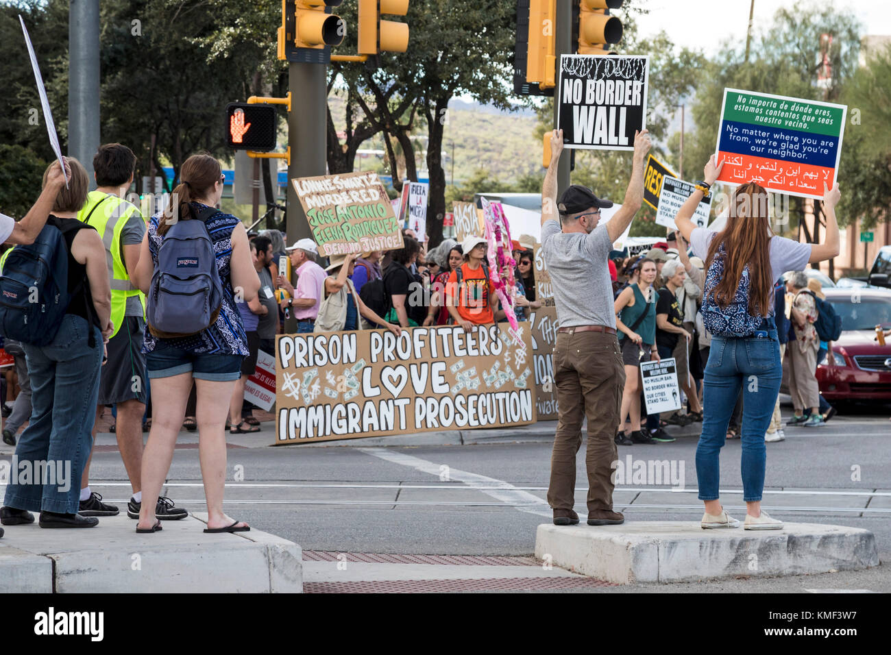 Tucson, Arizona, centinaia si sono Uniti ad una manifestazione contro l'operazione Steamline al tribunale federale. Il programma del Dipartimento della sicurezza interna tratta il Foto Stock