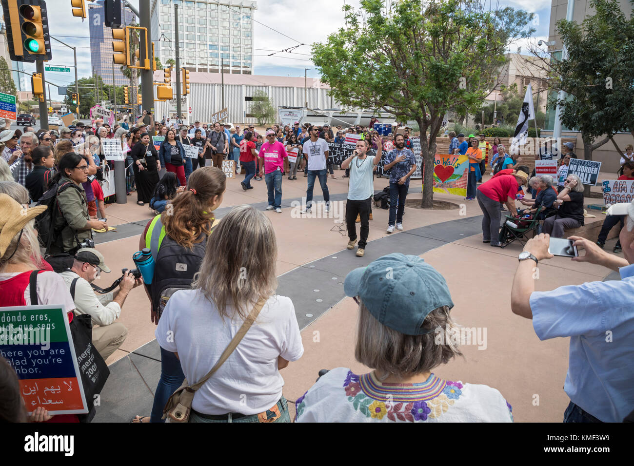 Tucson, Arizona, centinaia si sono Uniti ad una manifestazione contro l'operazione Steamline al tribunale federale. Il programma del Dipartimento della sicurezza interna tratta il Foto Stock