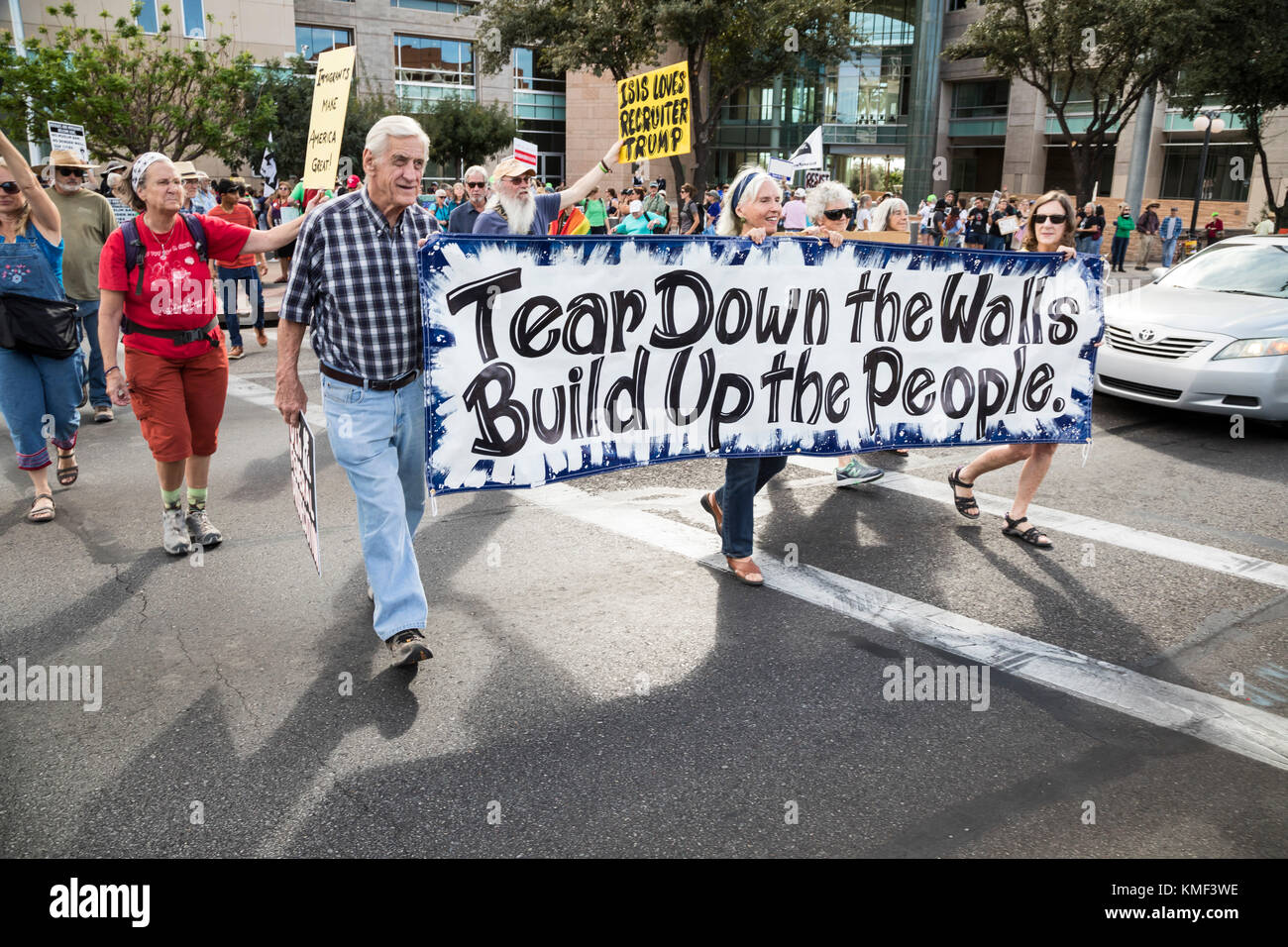 Tucson, Arizona, centinaia si sono Uniti ad una manifestazione contro l'operazione Steamline al tribunale federale. Il programma del Dipartimento della sicurezza interna tratta il Foto Stock