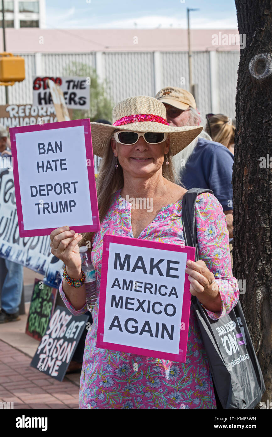 Tucson, Arizona, centinaia si sono Uniti ad una manifestazione contro l'operazione Steamline al tribunale federale. Il programma del Dipartimento della sicurezza interna tratta il Foto Stock