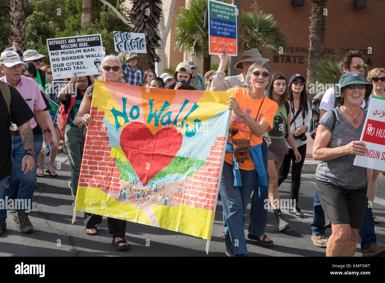 Tucson, Arizona, centinaia si sono Uniti ad una manifestazione contro l'operazione Steamline al tribunale federale. Il programma del Dipartimento della sicurezza interna tratta il Foto Stock