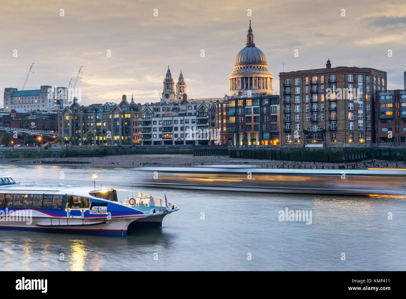 La Cattedrale di St Paul e la City di Londra, il fiume Tamigi e Londra Inghilterra REGNO UNITO Foto Stock