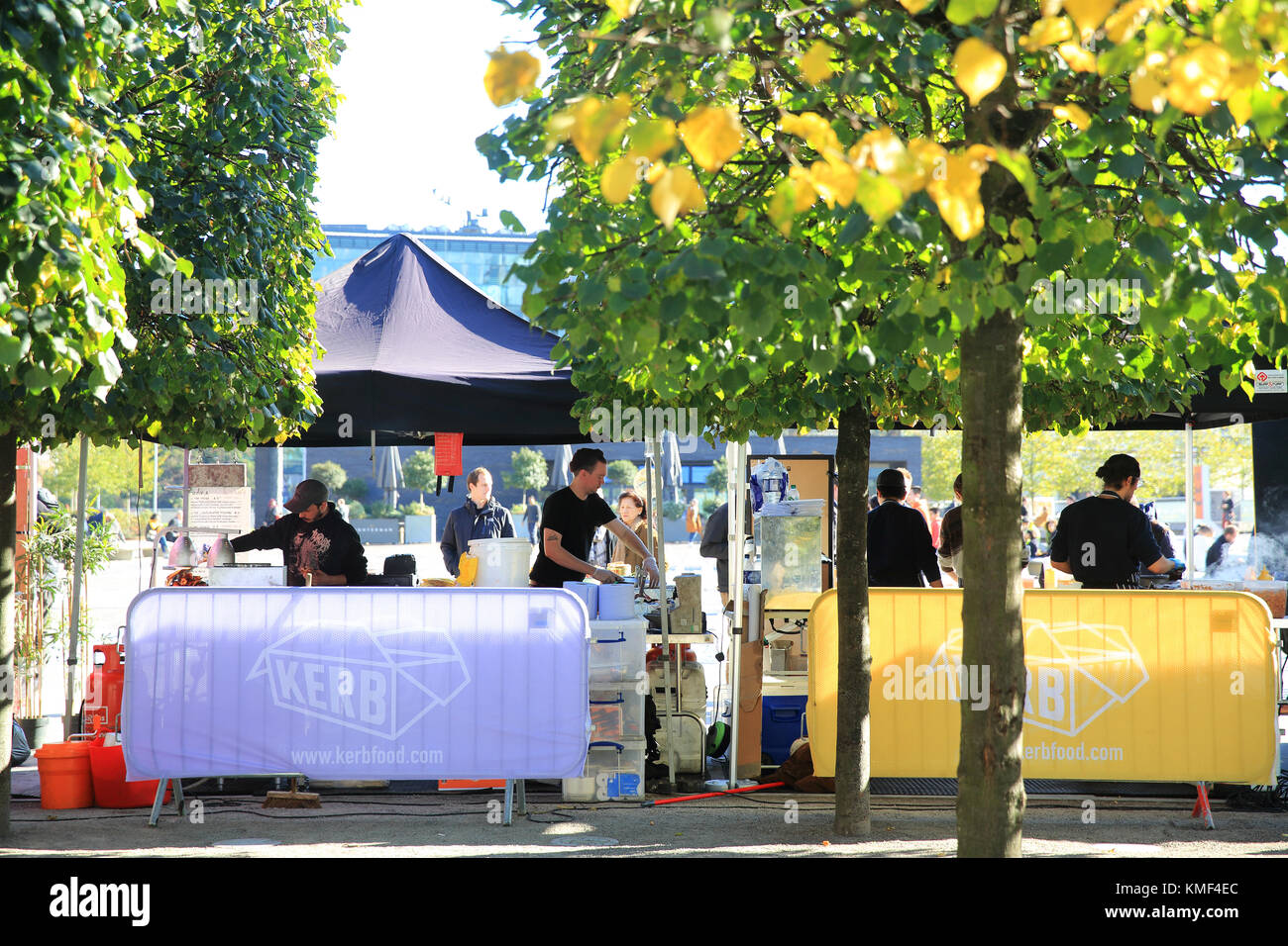 Frenare la strada del mercato alimentare, sulla Granary Square a Kings Cross, nell'autunno del sole, in London, England, Regno Unito Foto Stock