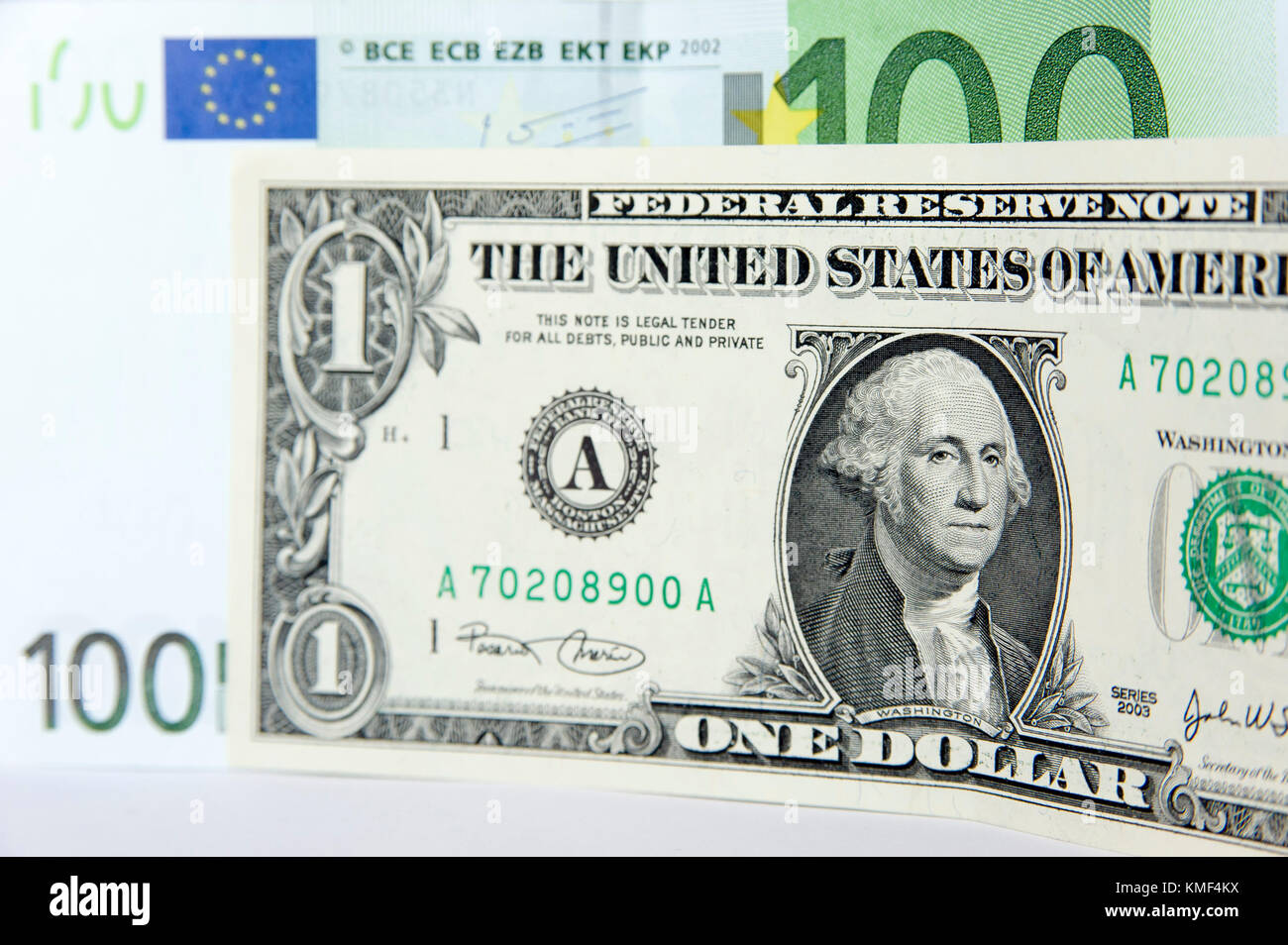Gli Stati Uniti uno-dollaro ($1) con George Washington e un centinaio di euro nota (€100) © Wojciech Strozyk / Alamy Stock Photo Foto Stock