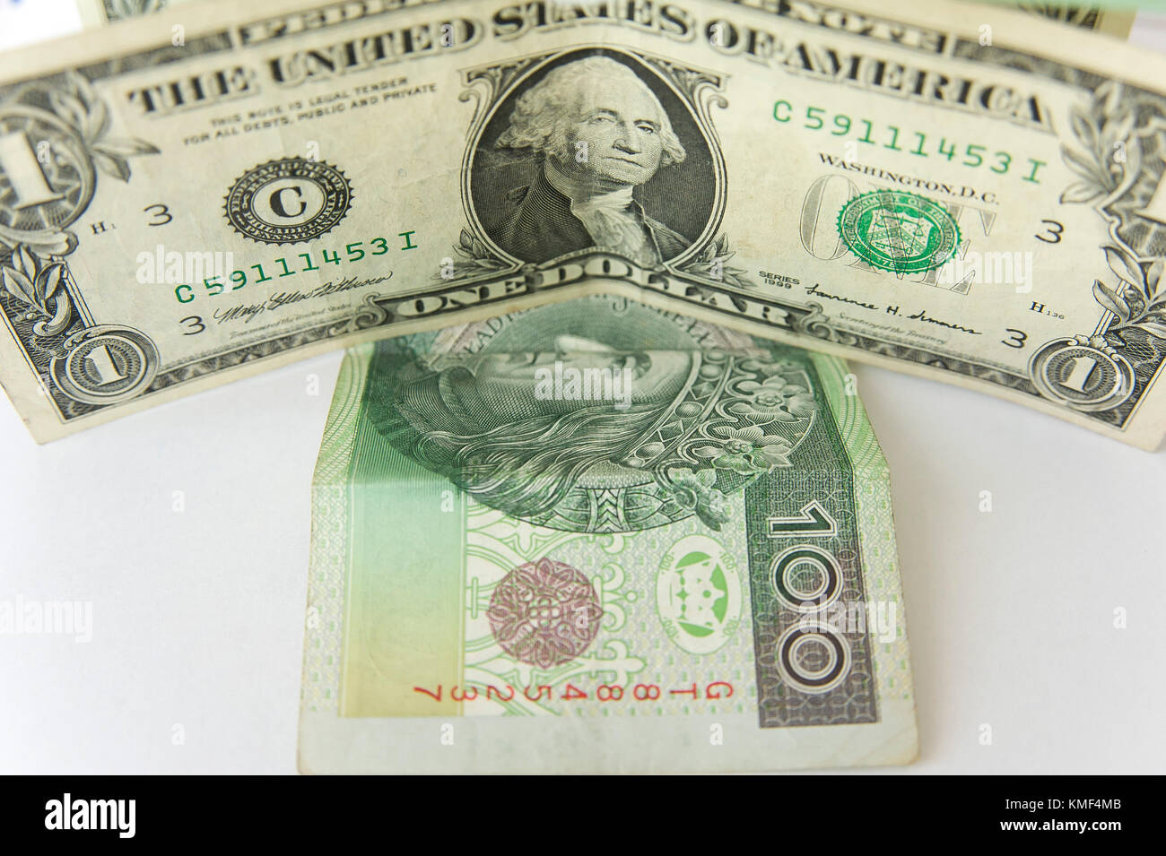 Gli Stati Uniti uno-dollaro ($1) con George Washington e il polacco 100 zloti bill con il re polacco Wladyslaw Jagiello © Wojciech Strozyk / Ala Foto Stock