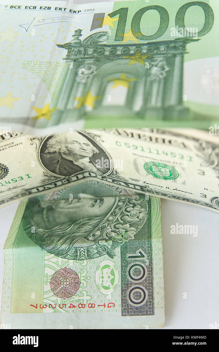 Gli Stati Uniti uno-dollaro ($1) con George Washington, polacco 100 zloti bill con il re polacco Wladyslaw Jagiello e cento euro nota ( Foto Stock