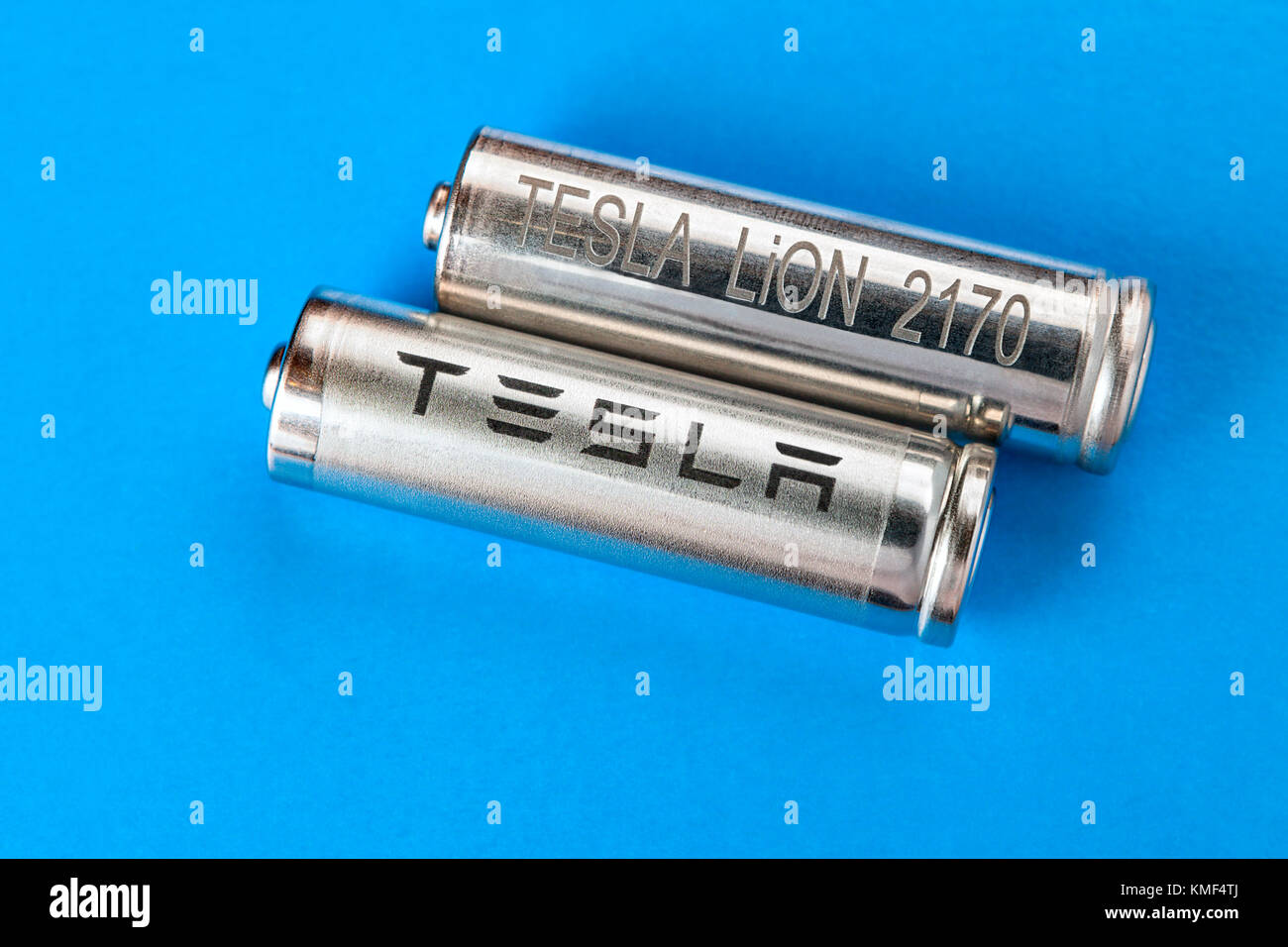 San Pietroburgo, Russia - 30 novembre 2017: Due batterie cilindriche con logo Tesla, per un pacchetto di celle, su sfondo azzurro. Foto Stock