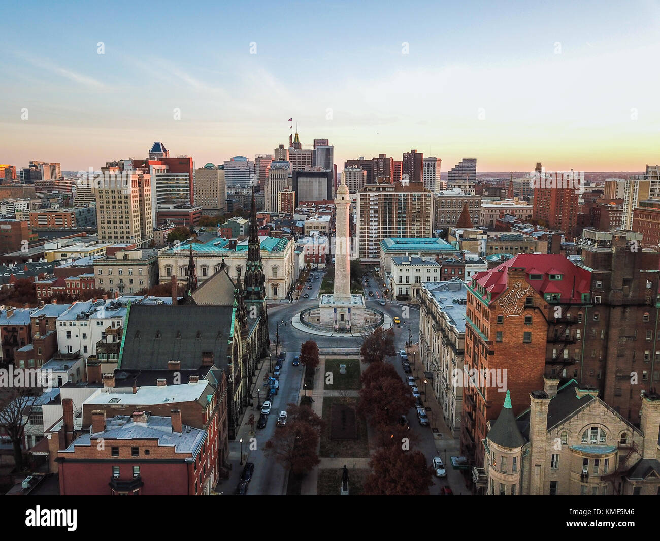 Antenna di Mount Vernon posto a Baltimora, Maryland guardando il Monumento di Washington Foto Stock