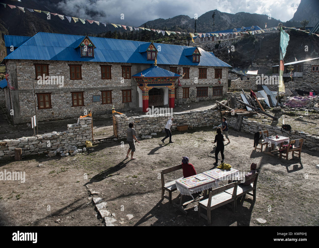 Il trekking godendo di un village lodge sul circuito di Manaslu, shyala, Nepal Foto Stock