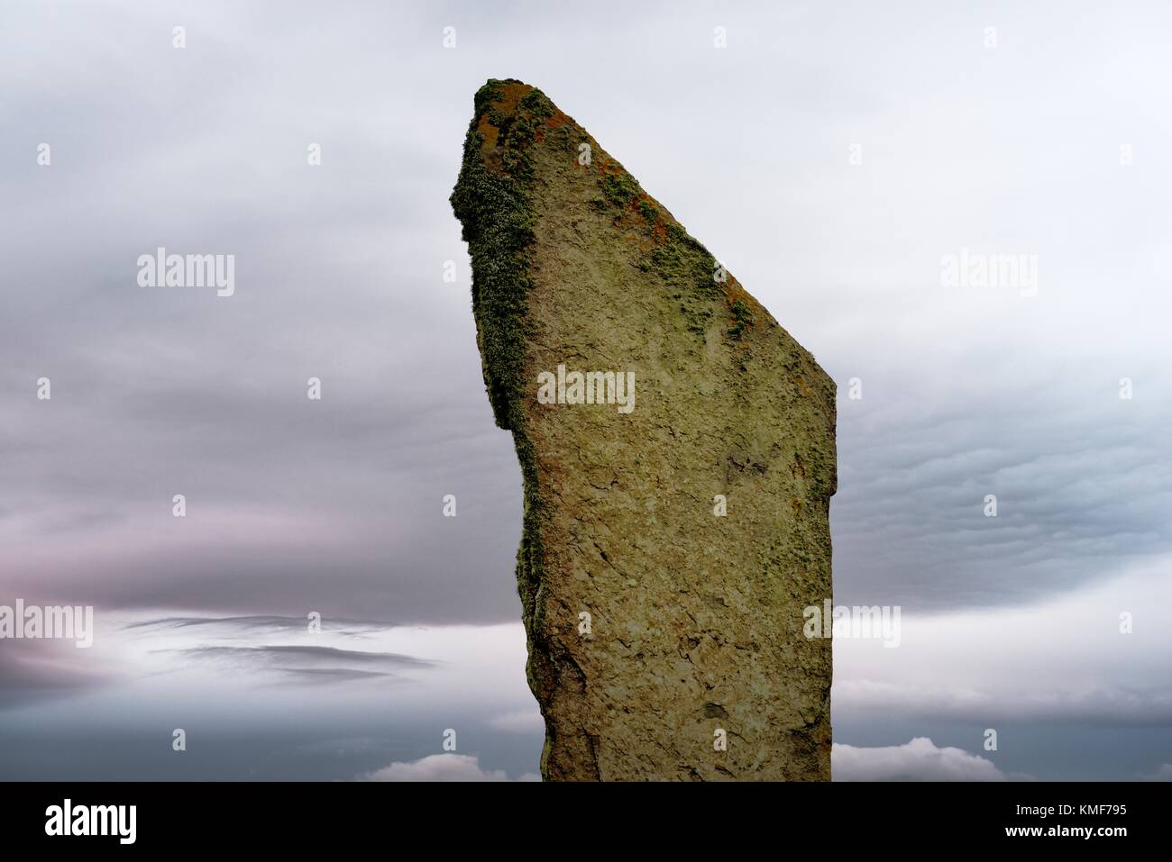 Pietre permanente di Stenness, Orkney. 5m alta civiltà megalitica preistorica del cerchio di pietra henge monumento originariamente fino a dodici pietre su 5000 anni Foto Stock