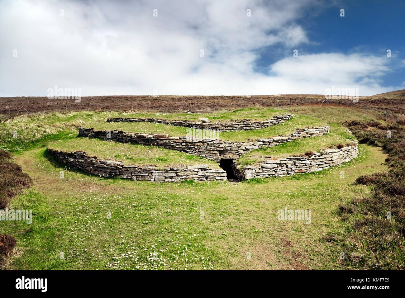 Wideford Hill prehistoric chambered cairn tomba neolitica. Terraferma e isole Orcadi, Scozia. Esterno mostra ingresso e costruzione a gradini. 5000 anni Foto Stock