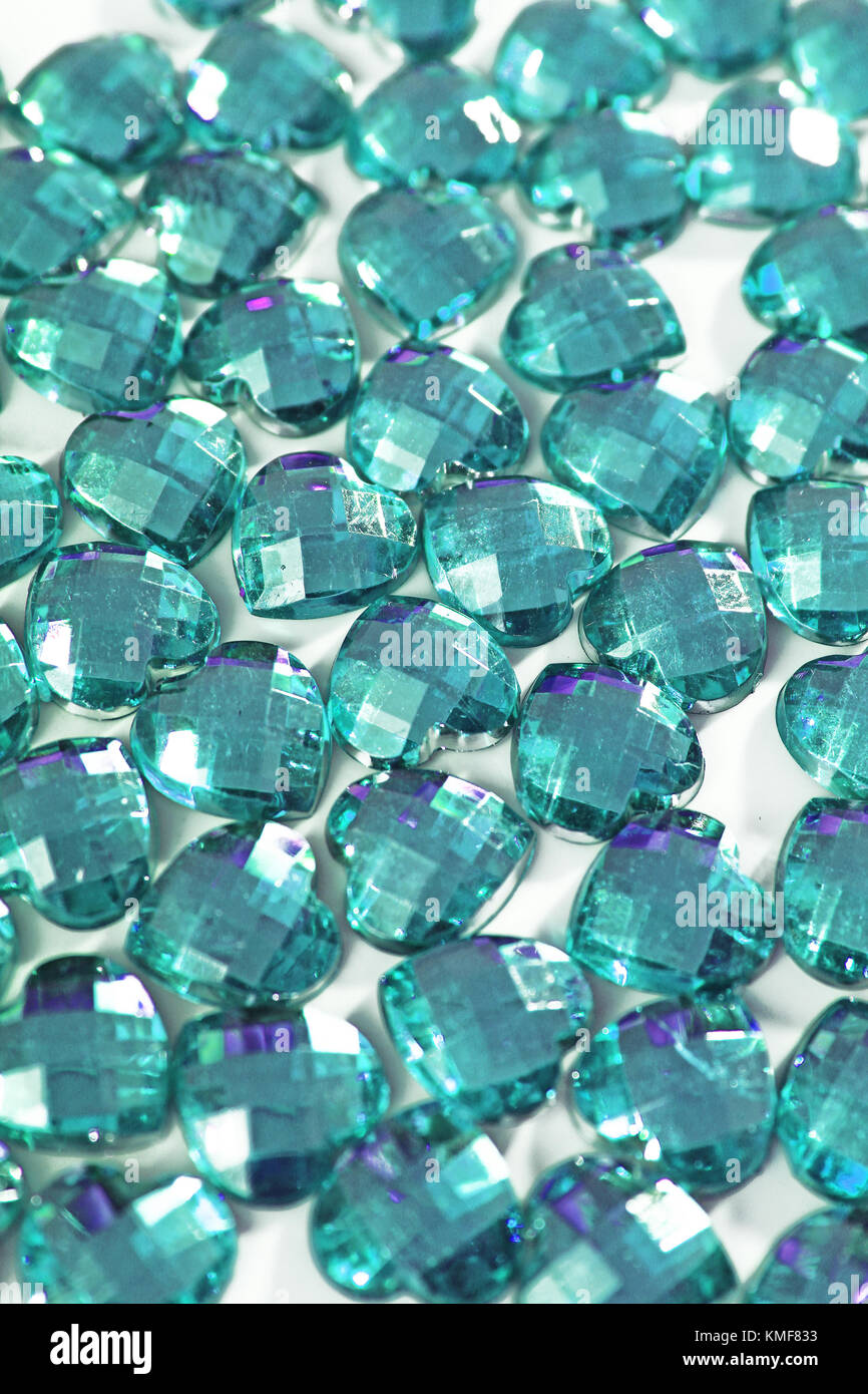 Sfondo di strass. forma di cuore la texture come sfondo bianco isolato studio foto. bling Rhinestone Crystal pattern. strass di cristalli come sfondo. blu.. Foto Stock