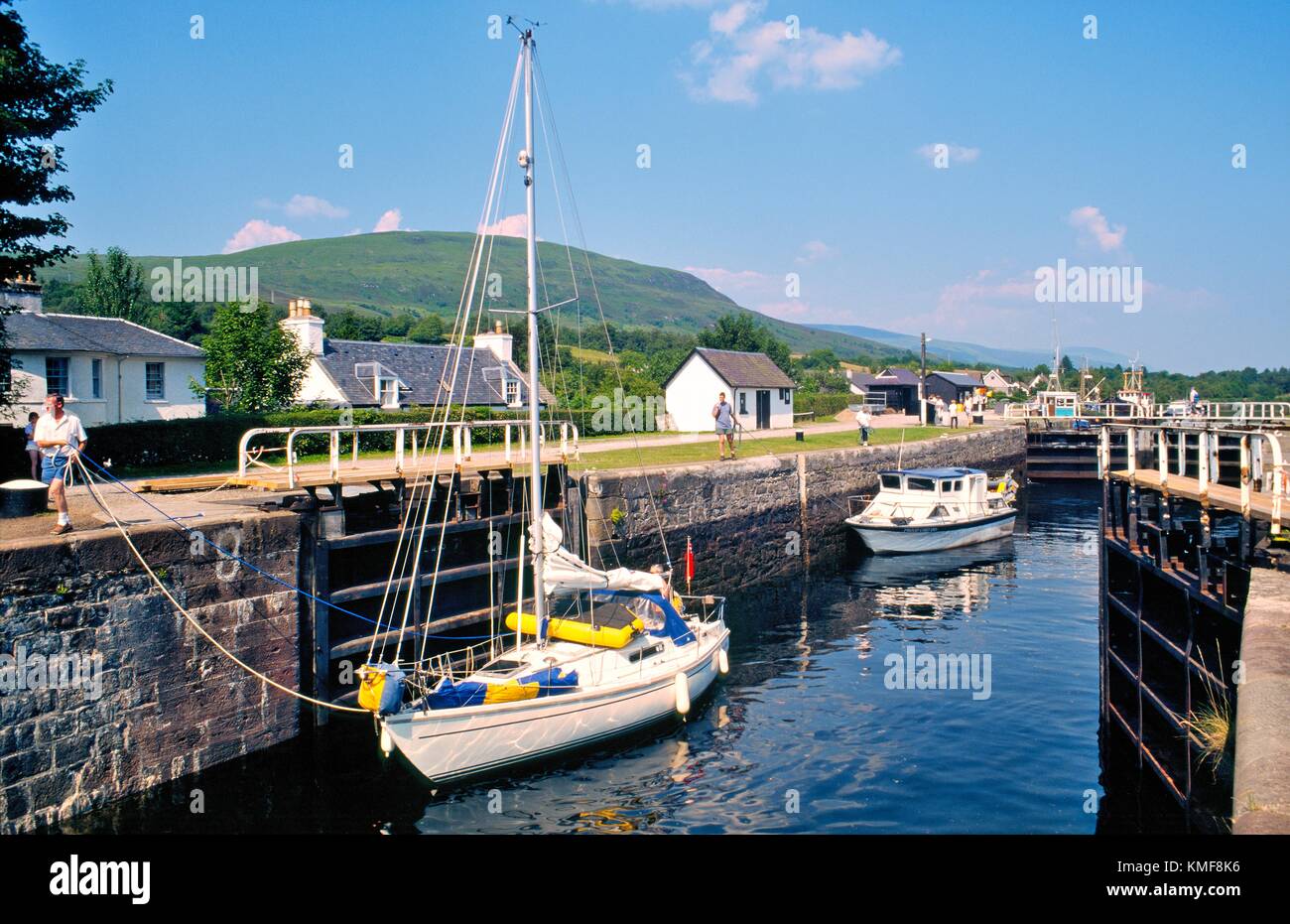 Imbarcazioni da diporto attraversano serrature su Nettuno a scala Banavie sul Caledonian Canal vicino a Fort William, Scozia Foto Stock