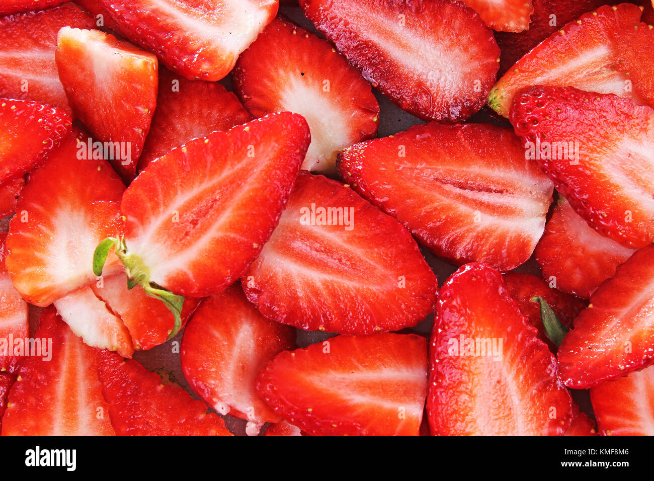 Rosso di fragole dolci texture come sfondo le fragole rosso modello intero fragole grandi. Foto Stock