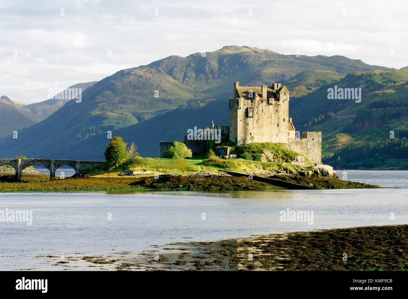 Eilean Donan Castle sul Loch Duich nella regione delle Highlands vicino a Dornie e Kyle of Lochalsh, Scozia occidentale, REGNO UNITO Foto Stock