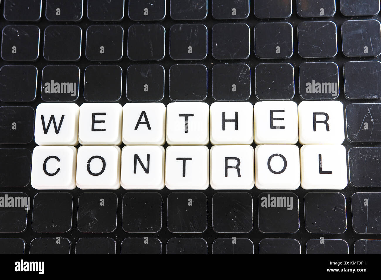 Meteo di controllo parola di testo cruciverba lettera alfabeto gioco di blocchi di texture di sfondo bianco. lettere alfabetiche su sfondo nero. bianco giocattolo educativo a blocco con le parole. Foto Stock