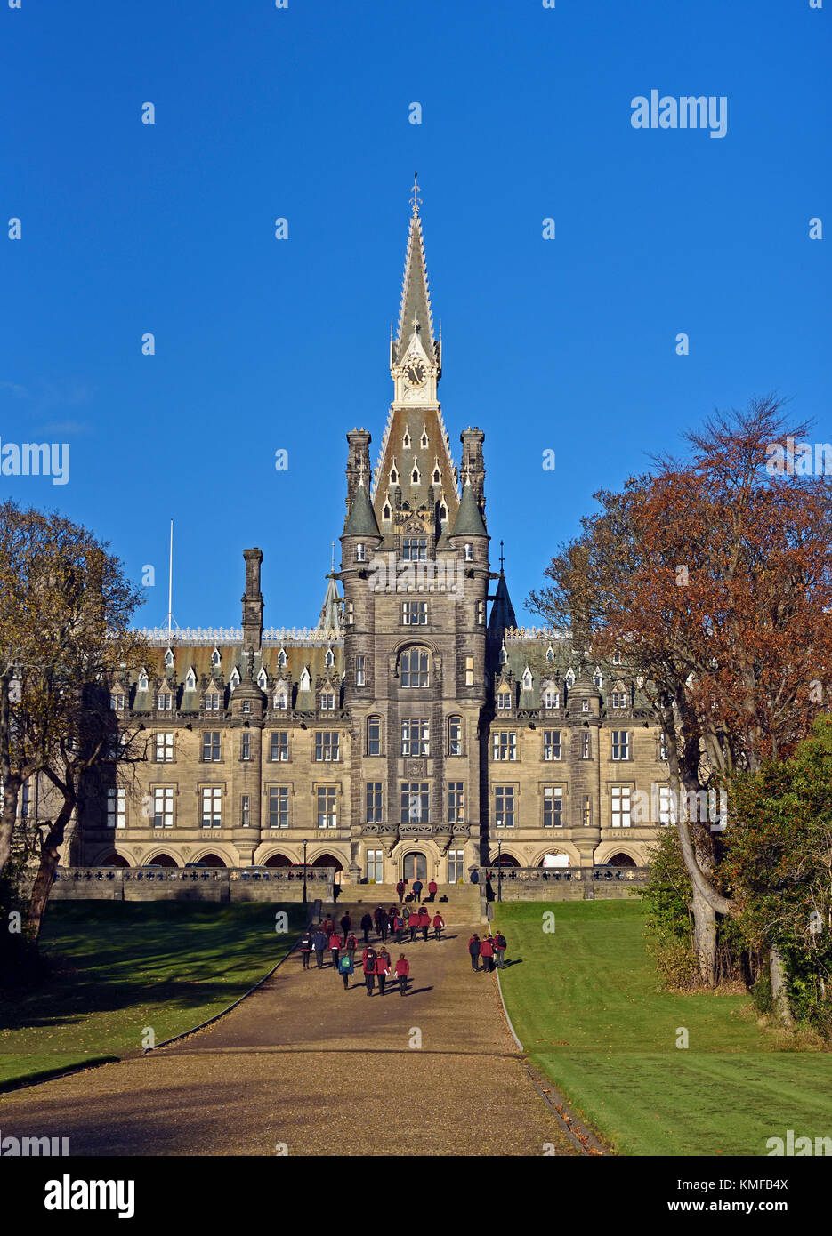 Gli studenti si avvicinano Fettes College, Carrington Road, Edimburgo, Scozia, Regno Unito, Europa. Foto Stock