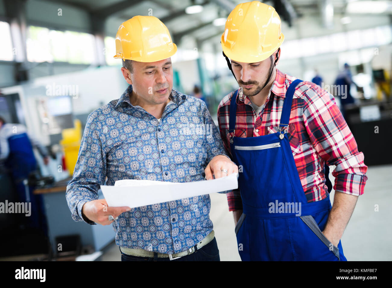 Supervisore e ingegnere di lavoro nell'industria del metallo Foto Stock