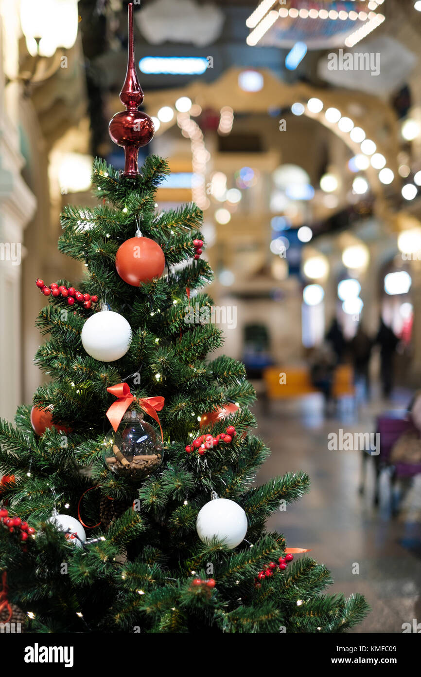 Albero Di Natale Rosso E Bianco.Foto Di Albero Di Natale Decorato Con Il Rosso E Bianco Sfere Foto Stock Alamy