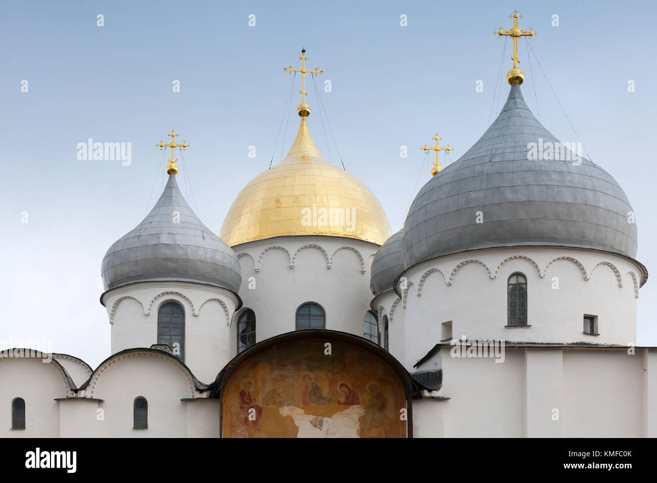 Le cupole e croci di San Sophia Cattedrale di Novgorod, Russia Foto Stock
