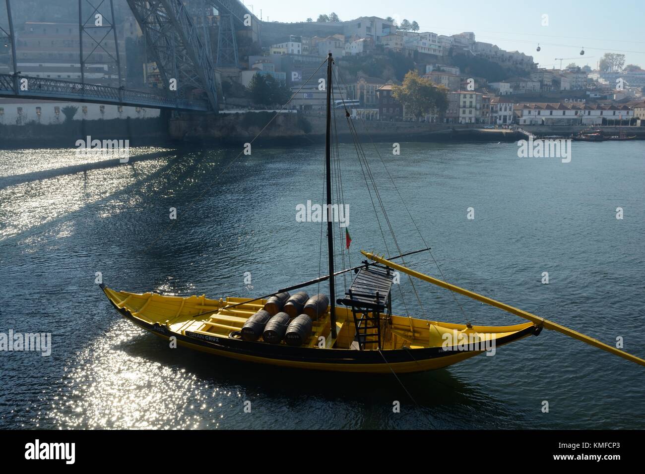 Portoghese tradizionale barca Rabelo dipinte di giallo la mattina presto lungo il fiume Douro Porto Portogallo Foto Stock