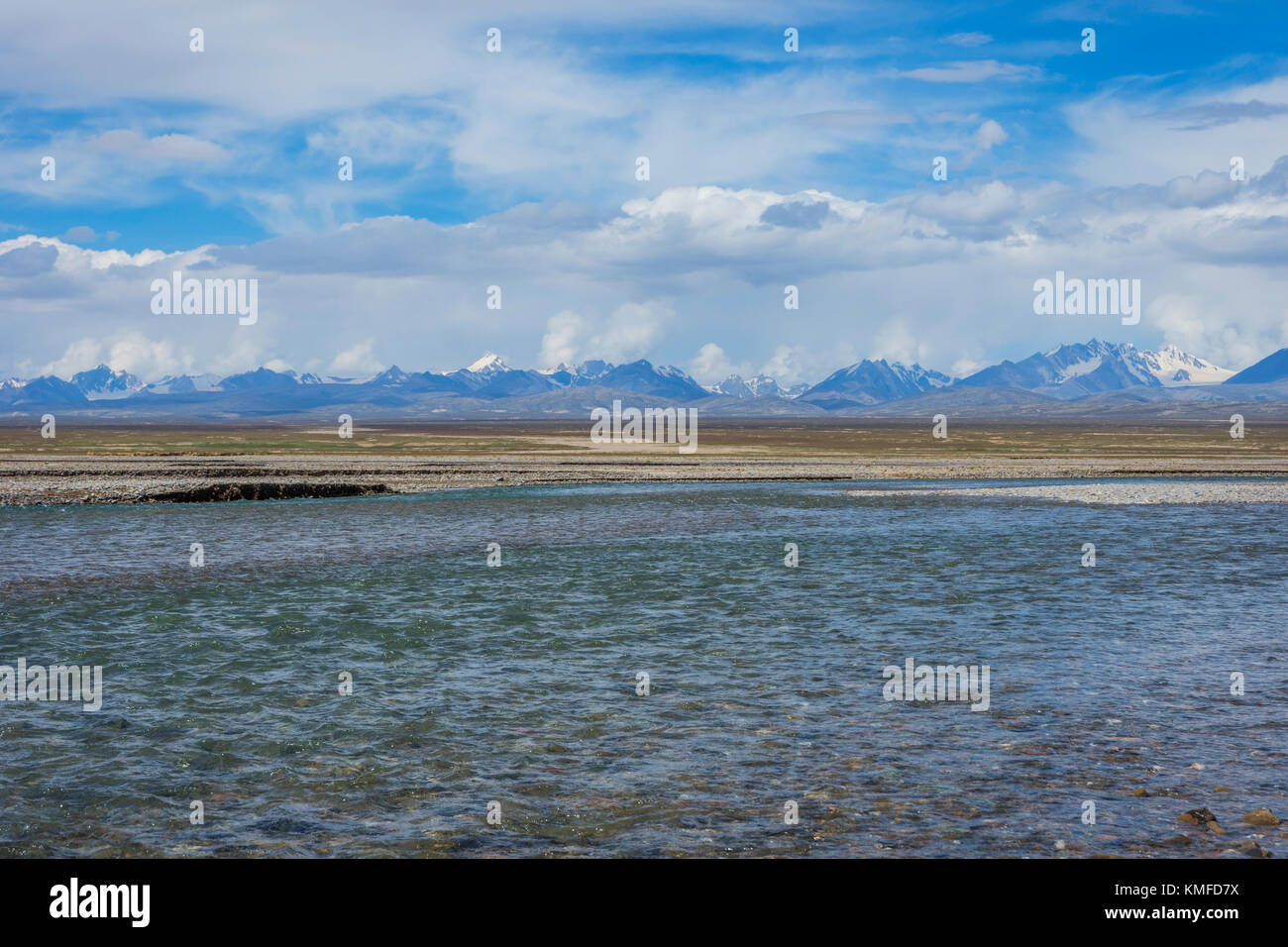 Panoramica valle di Tian Shan montagne con il fiume, il Kirghizistan Foto Stock