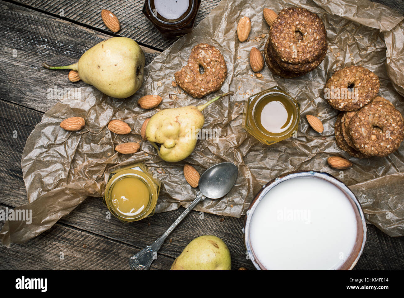 Gustose pere dadi cookie e joghurt su legno rustico. stile rustico e in autunno foto di cibo Foto Stock