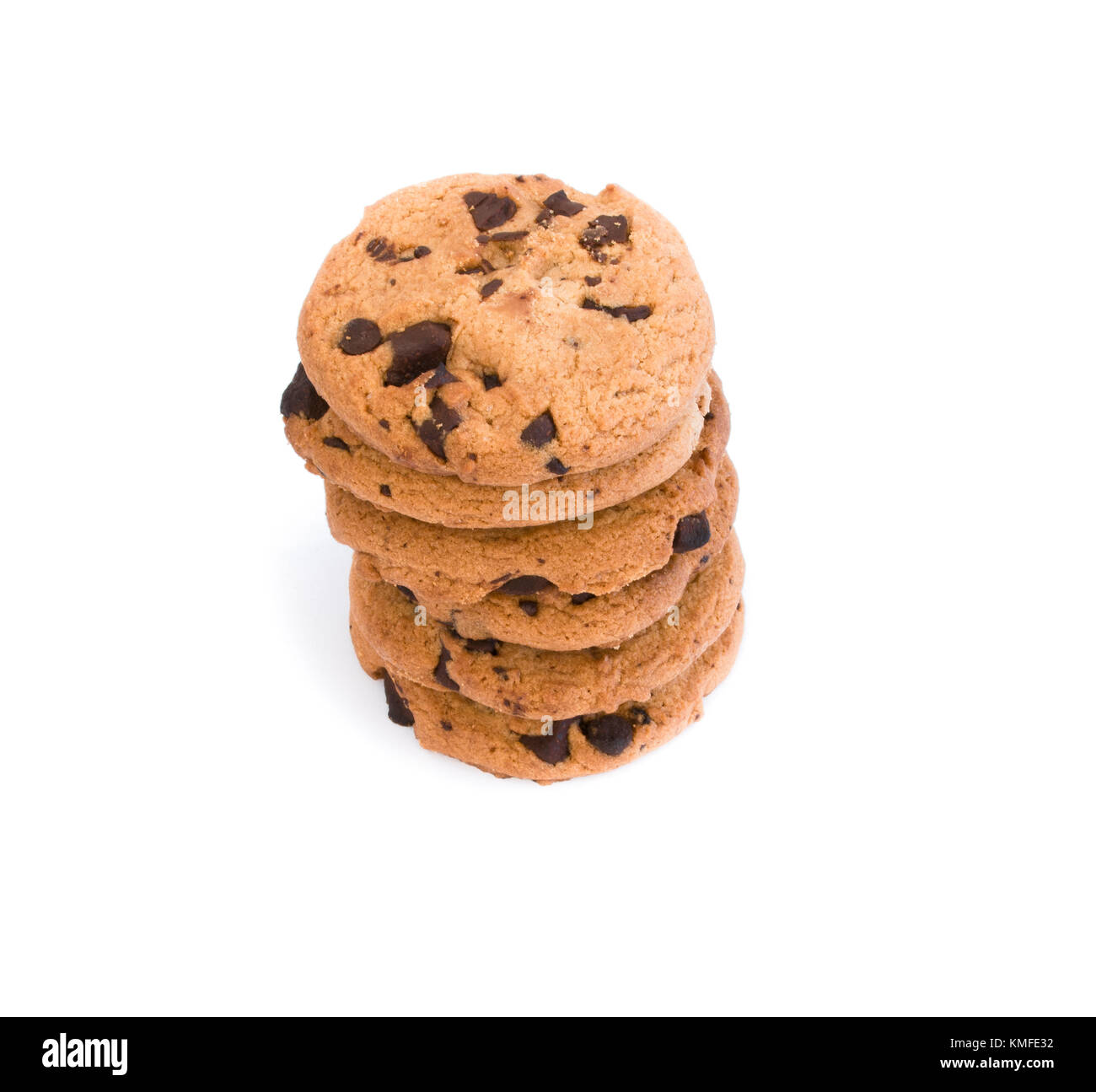 Pila di sei in casa doppia biscotti con scaglie di cioccolato isolato su sfondo bianco Foto Stock