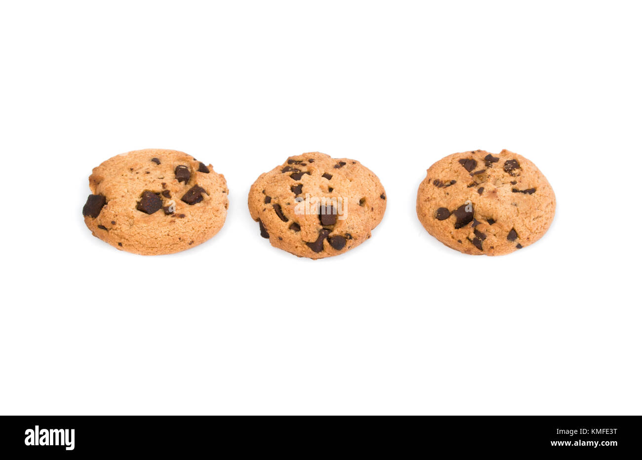 Tre doppie in casa biscotti con scaglie di cioccolato isolato su sfondo bianco Foto Stock