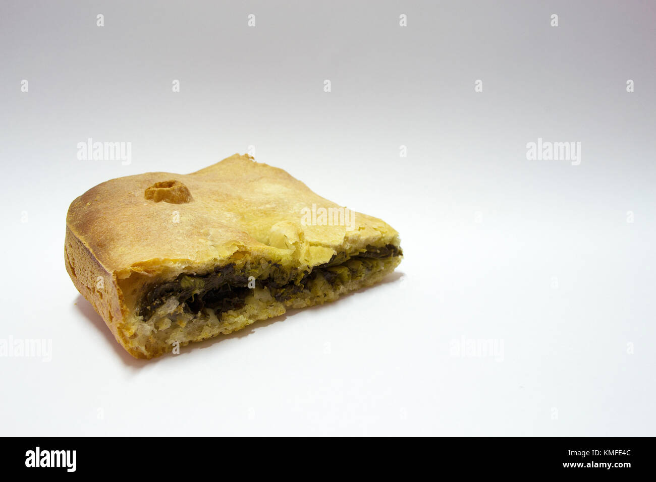 Focaccia con scarole su fondo bianco - pane piatto con indivia. In altra variante con broccoli e salsiccia. Cibo di strada Foto Stock