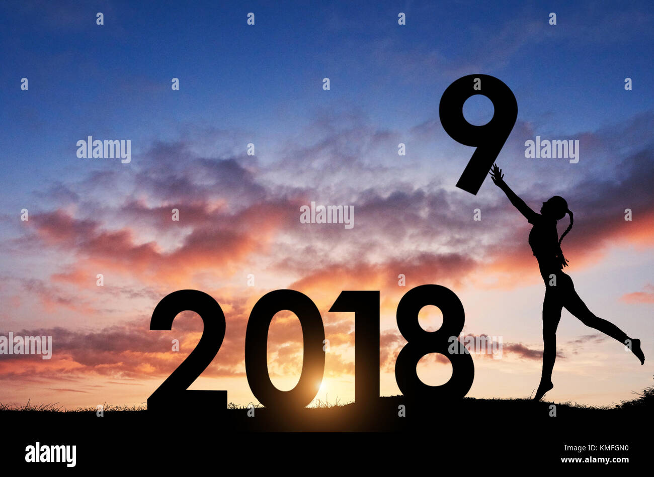 Silhouette della ragazza che contiene i numeri del nuovo anno al tramonto. Concetto di sostituzione 2018 al 2019. Foto Stock