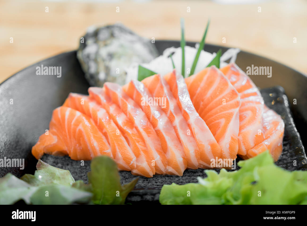 Giappone crudo fetta di salmone o sashimi di salmone in stile Giapponese servire fresco su ghiaccio in un ristorante giapponese. Foto Stock