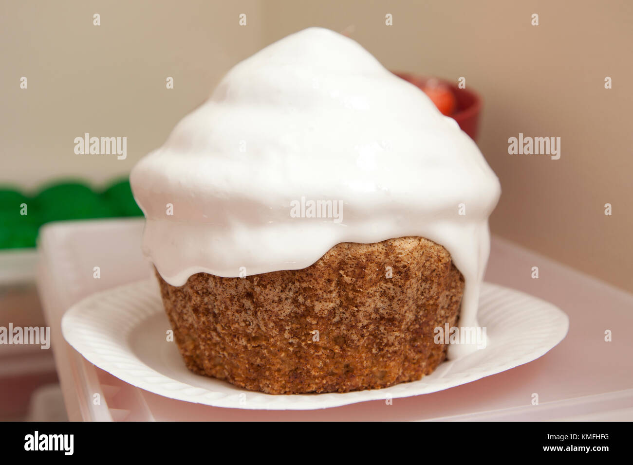 Un enorme glassa di formaggio cremoso coperto la torta di carote tortina Foto Stock