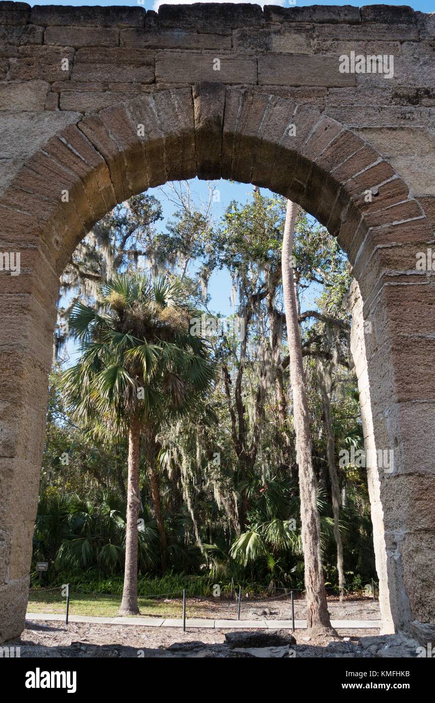 Un arco in pietra rimanenti alla New Smyrna zucchero le rovine del Mulino a New Smyrna Beach, Florida, Stati Uniti d'America. Foto Stock